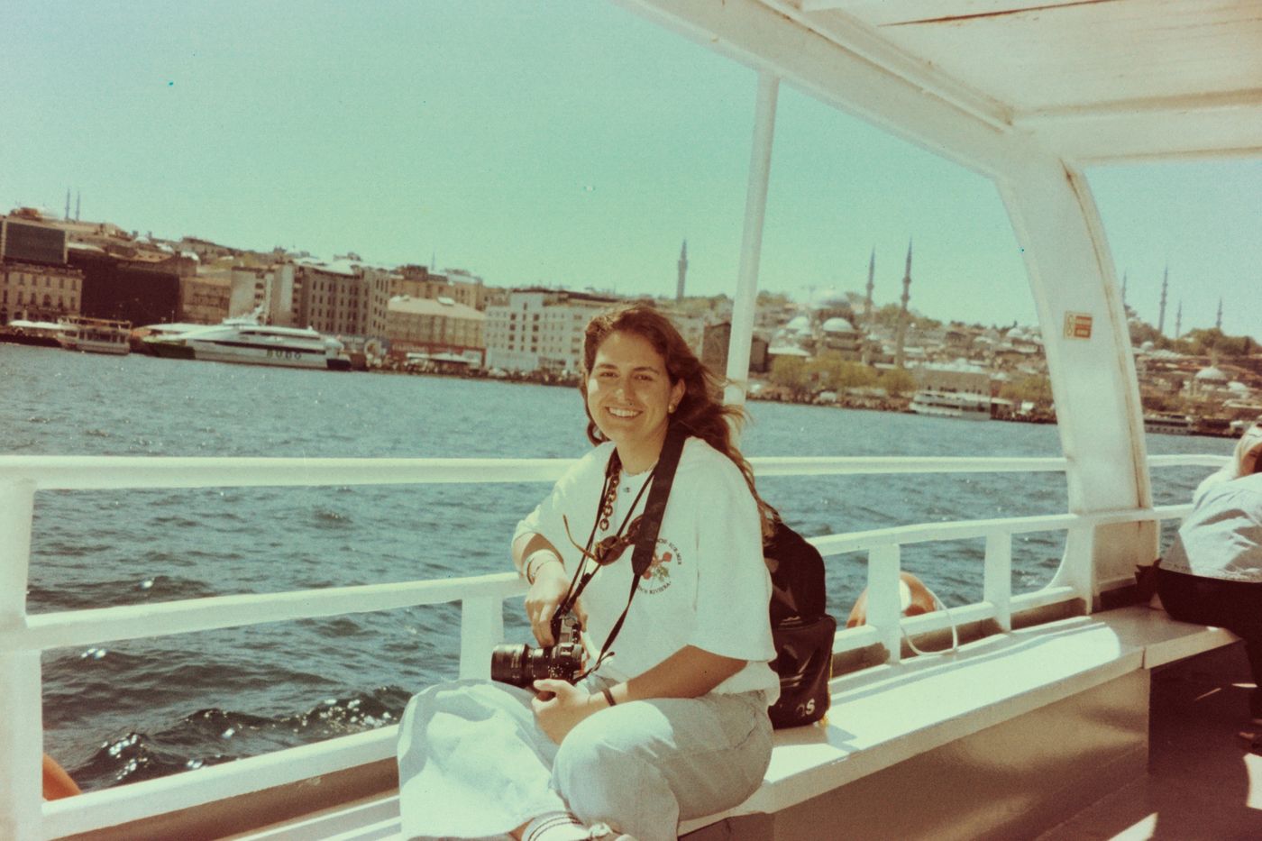 Clementina Villa con su cámara en un ferry